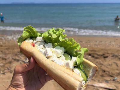 Sandwich am Strand Agios Georgios Genuss Urlaub