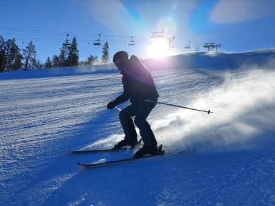 Skifahrer Skipiste Winterurlaub Familienreise Schweden