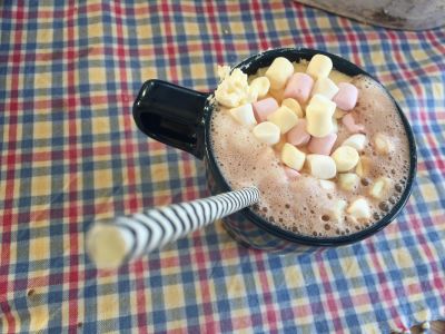 Kakao mit Marshmallows Familienreise Schweden Winter