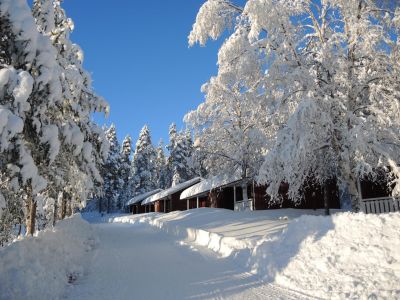 Schneebedeckter Weg Familienreise Schweden Winterurlaub
