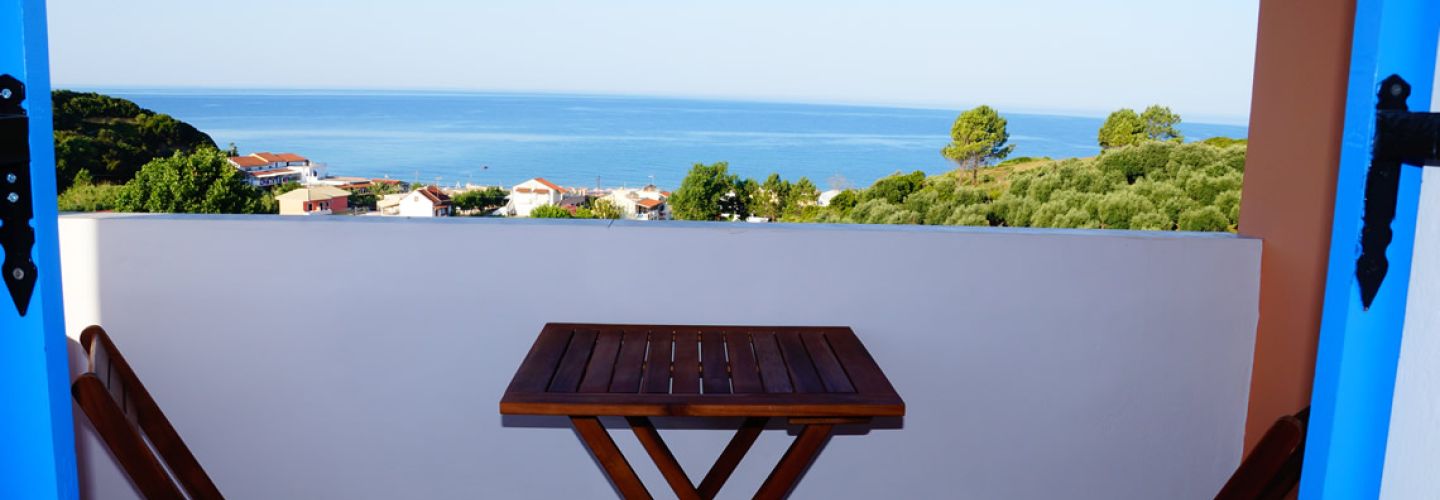 Griechenland Urlaub Tisch Balkon