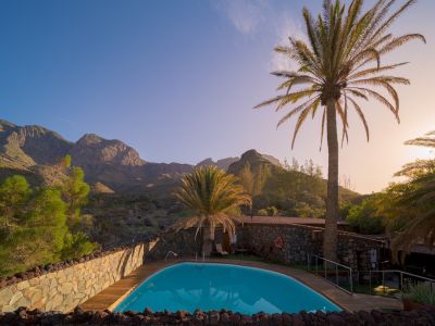 Pool mit Blick auf die Berge