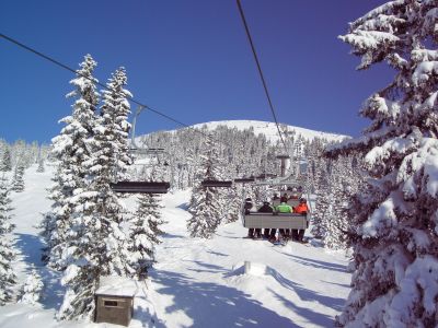 Winterurlaub mit Kindern in Tirol: Strahlend blauer Himmel und tief verschneite Berge