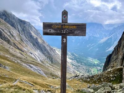 Wegweiser am Colle Greguri im Valle Maira