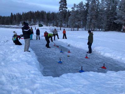 Eisstockschieen Schweden Familienreise Winterurlaub