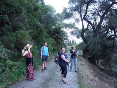 Wandergruppe macht Fotopause auf Corfu Trail