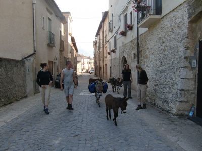Eselwandern: Italienisches Dorf in den Abruzzen.