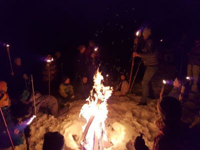 famile ski silvester lagerfeuer reise