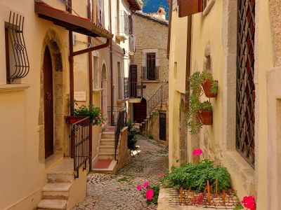 bergdorf fontecchio italien urlaub authentisch