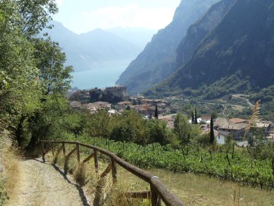 Blick auf den Gardasee bei Alpenwanderung von Südtirol