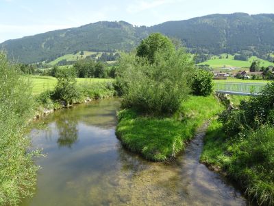 deutschland wandern mit gepaecktransfer voralpen flusslandschaft