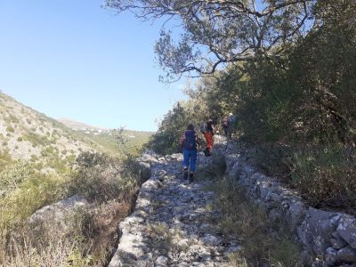 Bergauf bei Wanderung auf Korfu