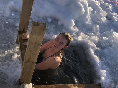 Eisbaden zugrefrorener See Schweden Familienurlaub 