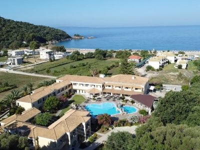 Luftaufnahme des Hotels mit Blick auf den Strand