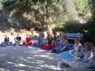 Yoga-Kurs auf Kreta im Freien, mitten in der Natur.