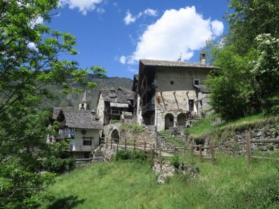 Der kleine Weiler Alpenzu Piccolo im Valle di Lys