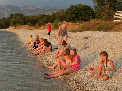 urlaub am see frankreich provence strand teenager familie camp