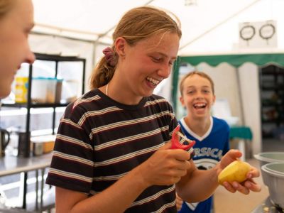 familiencamp korsika maedchen schlt kartoffel