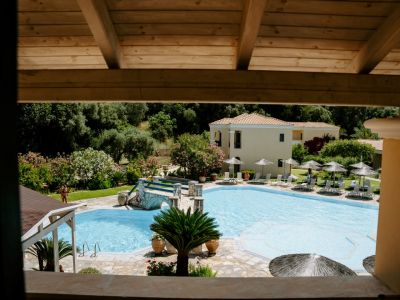 Garten mit Blick auf den Hotelpool