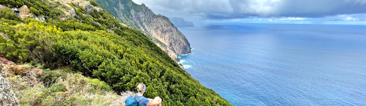 Individuell wandern auf Madeira frau geniet aussicht