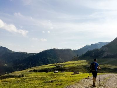 Wandern in den Bergen Alm