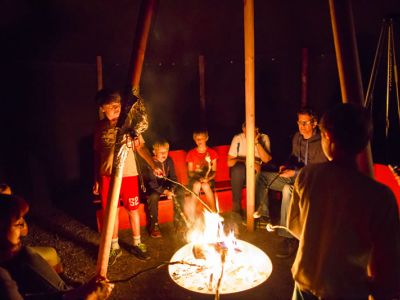 klettern familie camping urlaub franken aktiv freibad zelt gemeinschaft kochen essen kueche lagerfeuer stockbrot tipi