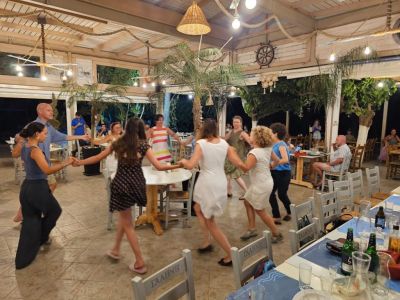 Kreta mit Jugendlichen Tavernenbesuch mit Tanz