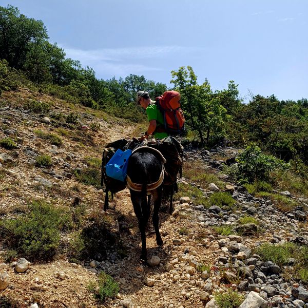 Eselwandern in den Abruzzen: Trekking-Abenteuer in Italien