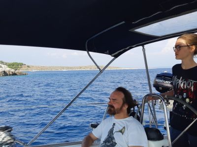 Teenager segeln in Kroatien mit Familie