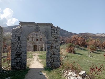 Ruinen im Geisterdorf Paleo Perithia