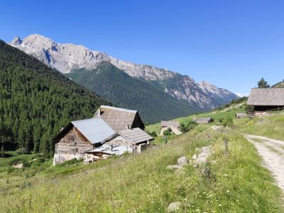 Almsiedlung Queyras mit landestypischer Architektur