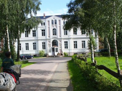 Im Schloss oder in einem der Nebengebude beziehen Sie Ihr Urlaubsdomizil.