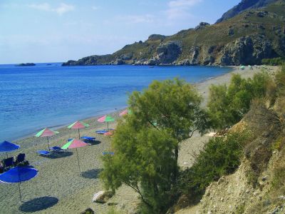 Sandstrand Sonnenschirme und Liegen 