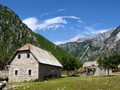Albanien Hütte im Tal Wanderreise mit Gepäcktransport