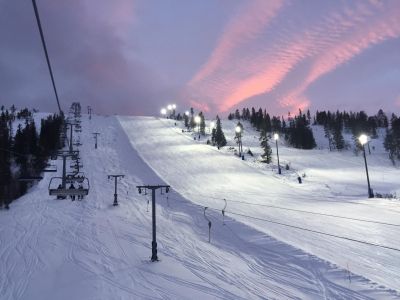 skilift flutlicht skipiste sonnenuntergang winterurlaub schweden