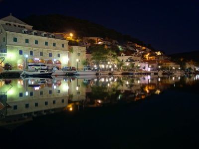 Segelurlaub Familien Dalmatien Kroatien Hvar Abendbeleuchtung