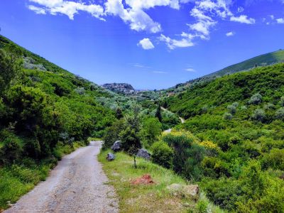 albanien wandern ohne gepäck grüne landschaft