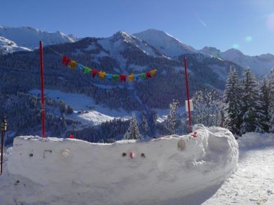 Die Schneebar fr Silvester wartet auf ihren Einsatz.