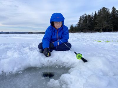 Eislochfischen auf See Winterurlaub Familienreise Schweden
