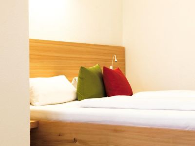 Nachhaltiger Urlaub in Tirol Familienzimmer Doppelbett getrennter Schlafraum