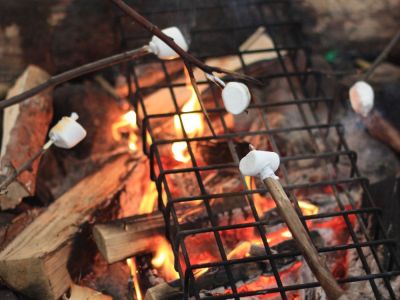 Zeltn in der Wildnis in Schweden mit Lagefeuer