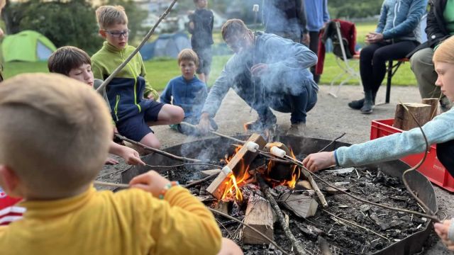 lagerfeuer fuer familien am insel camp altmuehltal