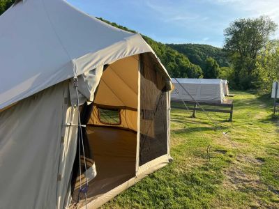 rundzelt mit glamping charakter beim aufbau