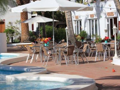 Die Restaurant-Terrasse im Centro direkt am Pool