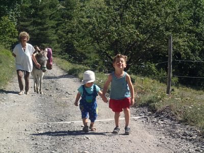 Familie beim Eselwandern im Nationalpark Mercantour Frankreich 