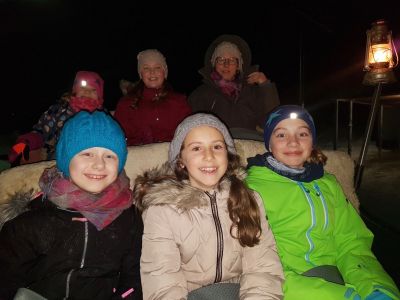 famile ski silvester pferdeschlitten maedchen