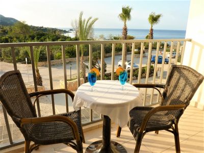 Zypern Hotel Balkon mit Sitzmöbeln