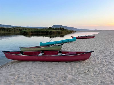 Kanus am Strand