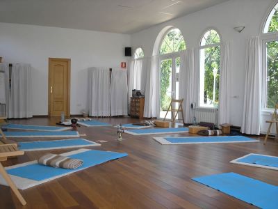 Seminarhalle mit Yogamatten