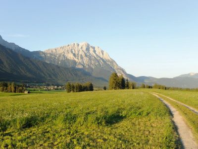 Bergurlaub in Tirol Wiese Radweg Wandern Urlaub in den Bergen mit Kindern